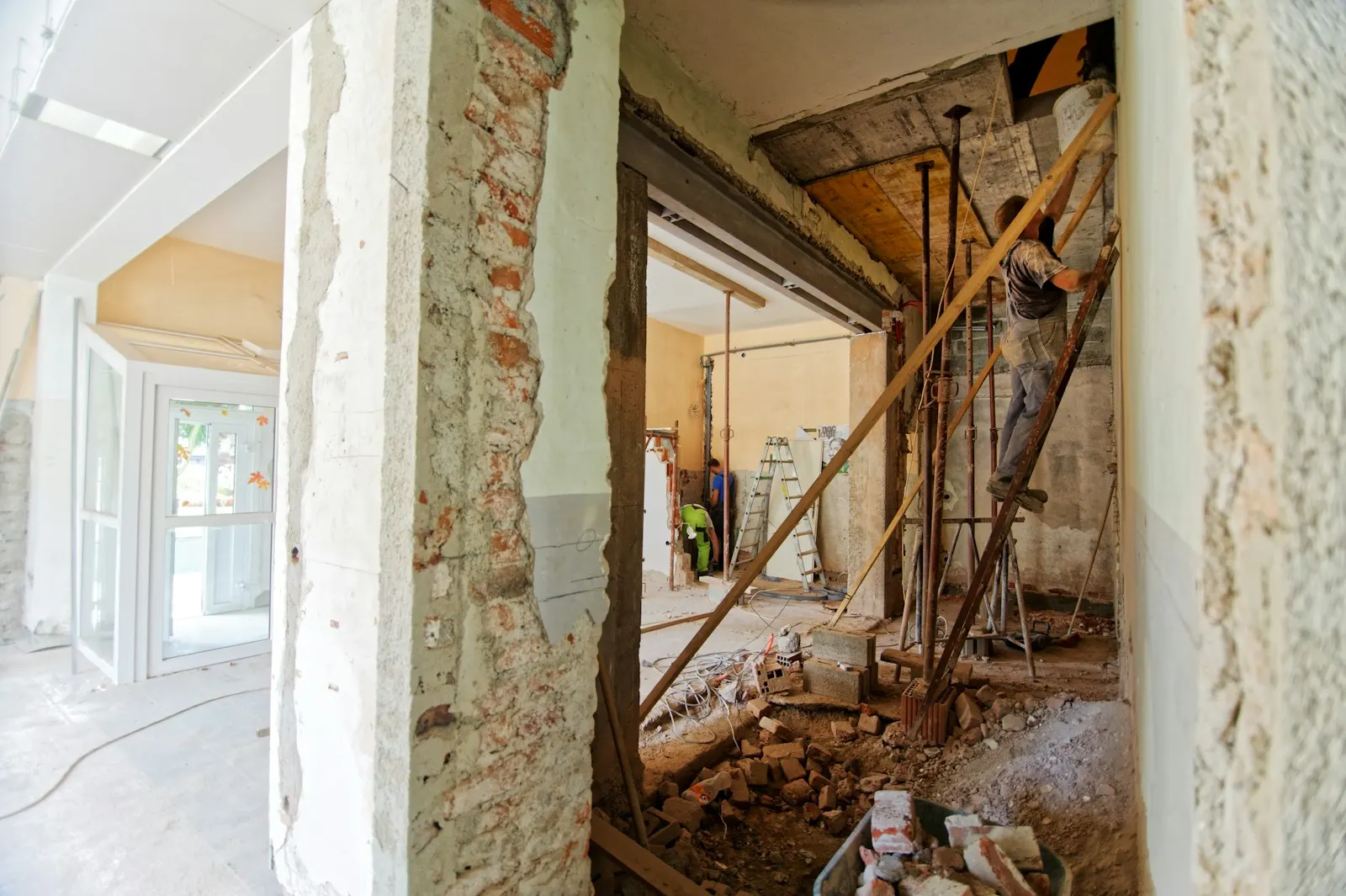 Entkernter Raum mit freigelegtem Mauerwerk während des Rückbaus
