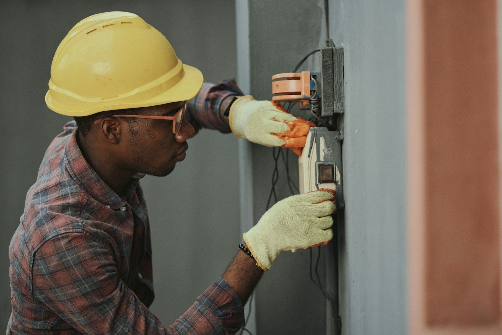 Handwerker arbeitet konzentriert an einer Wand